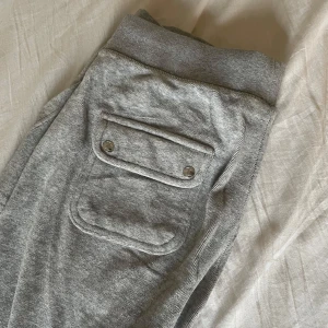 gråa juicy couture byxor - säljer nu dessa när dom inte används längre, storlek M och i ett hyfsat bra skick! nypris 1200kr 
