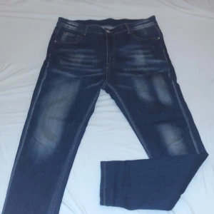 Blå jeans - Säljer dessa jeans eftersom jag inte använder de längre. Pris kan sänkas vid snabb affär. Storlek är L men de passar även M. Hör av er vid frågor.