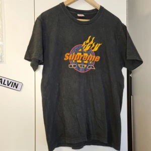 Supreme tee - Supreme flame tee i mycket bra skick. Skriv vid frågor, äkta