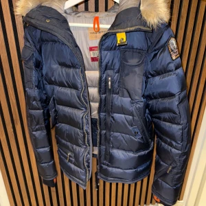 Parajumper vinterjacka  - Säljer parajumper skimaster vinterjacka i herrmodell storlek XS.   Använd endast ett fåtal gånger förra vintern, så den känns som ny. 