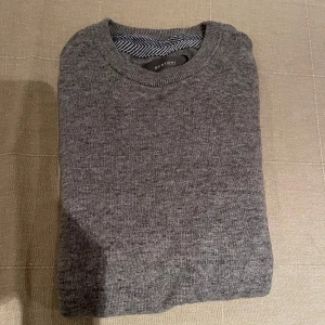 Stickad tröja - Snygg tröja i väldigt fint skick ifrån Bertoni i storlek S. Färg grå. Tveka inte att höra av dig vid eventuella frågor.🤩 pris går alltid att diskutera✅🤝