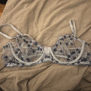 Balconette bh - En blå balconette bh i blommigt tyg från Nelly, endast testad🌸🦋