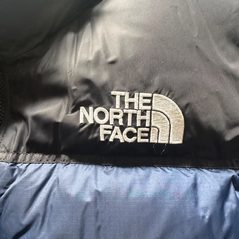 En dunjacka från The North Face! Endast använd ett fåtal gånger. Perfekt nu när det börjar bli kallt ute då det är en snygg jacka som både håller värme och har bra förvaring. Jackan är i dammodell men passar lika bra till herr! . Jackor.