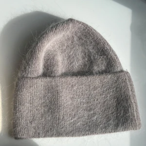 Brun mössa  - Mohair, finns på julidesign med 