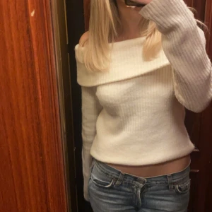 Off shoulder tröja - Sååå skön och snygg stickad tröja från hm, använd 2 ggr! Super fint skick💕