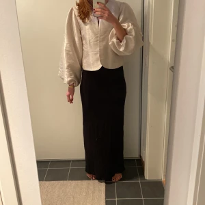 Långkjol - Lång svart kjol från Nelly.com. Passar både till vardags och till fest🪩🖤Nyskick. Kjolen är 102 cm lång.