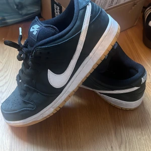 Nike SB Dunk Low Pro Black Gum - Nike SB Dunk Low Pro 'Black Gum' Storlek 40,5 använd 3 gånger ute  Ganska nya säljer för använder dem inte längre, har kvittobevis från skatedeluxe för 1500kr