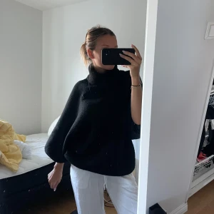 Stickad tröja - Stickad tröja som är kortare i ärmarna, suuperfin och skön tröja till hösten❤️storlek XS men är oversize. Nypris 599 och är använd ett par ggr!