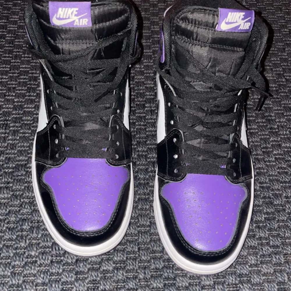 Säljer mina Jordans 1 high retro purple köpte dom för 4000kr men de inte min still längre, säljer dom sä bilgt för vill bli av me dom . Skor.