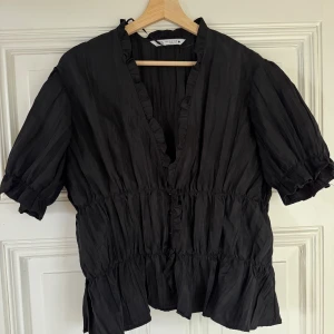 Topp från Zara - Jättefin topp från Zara! Finns inget att anmärka på,  den är i bra skick!