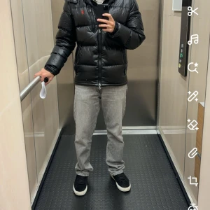 Ralph Lauren jacka - Hej, säljer min Ralph lauren jacka som jag köpt från zalando förra vintern då jag köpt en ny och den inte går till användning, jackan är i helt nytt skick och är inte använd så mycket jag köpte jackan för 6499kr. Hör av er för fler bilder.