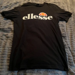 Ellesse T-shirt  - Tjena! Säljer nu min Ellesse T-shirt då jag håller på att rensa. Skick 9/10. Nypris 350. Mitt pris 50 kr.