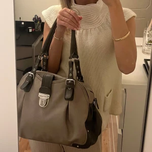 Väska - Så snygg vintage väska med mycket utrymme💕