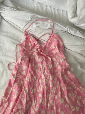 Klänning zara - Säljer nu min helt oanvända klänning från zara pga att jag inte fått användning för den!!🩷