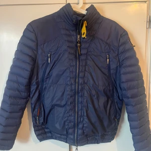 Parajumper jacka - Säljer min parajumper jacka på grund av att den inte passar, den är i väldigt bra skick och har inga tecken på slitage eller fläckar