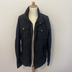 J.Lindeberg Field Jacket - Super snygg field jacka från J.Lindeberg! 