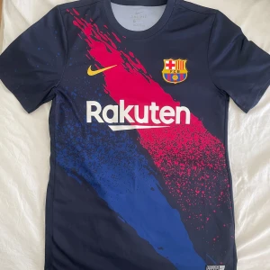 FCB BARCELONA FOTBOLLSTRÖJA - storlek S(man). Som ny funkar bra att tvätta och är äkta. 