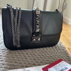 Valentino väska - Medium storlek, väl omhändertagen och i bra skick! Dustbag ingår och finns även ettikett kvar! 
