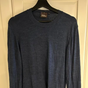 Oscar jacobsson tröja - Snygg o stilren Oscar jacobsson tröja. Väldigt bra skick knappt använd då den ej passar mig.