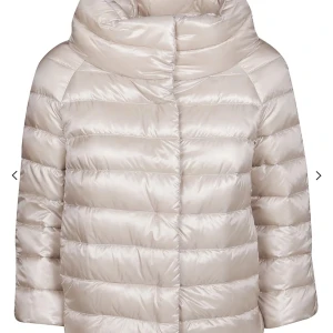 Herno jacka  - Intressekoll på min Herno jacka, den e i mycket bra skick och köpte i vintras.