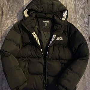 Svart Hoodrich OG Infield jacka - Jackan är köpt på JD sports för 1200kr men den går inte längre att köpa. Skick: 9,5/10 helt felfri. Mitt pris är 649 men går att diskutera vid snabb affär. Mer info kan fås vid intresse. Storleken är XL i junior vilket motsvarar ungefär S 