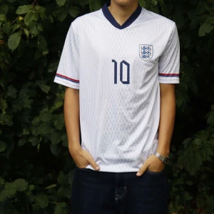 England tröja - MEDIUM. Jude Bellingham tröja! Nyskick! Modellen är 182
