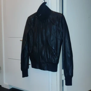 Skinnjacka - Kort skinn jacka från Carlings    Nån knapp saknas men svarta knappar är lätt tillgängligt. 