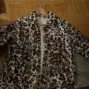 Leopard mönstrad jacka - Strl 36, snygg och bekväm leopardmönstrad jacka i jeanstyg typ