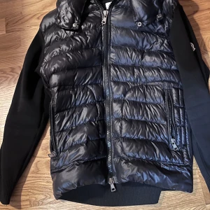 Moncler cardigan  - Storlek L passar på mig 187, säljes för inte vill ha den längre. Nfc scannen funkar 