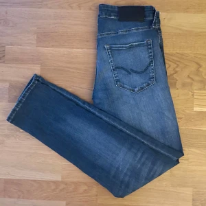 Jack & Jones jeans - Skick 9/10. Har använt fåtal gånger. Modell på byxorna finns på bilderna. Skicka om ni har fler frågor.