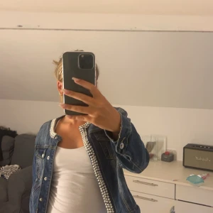 Jeans jacka  - Jätte fint skicka oxh otroligt fin jacka men används inte längre🥹⭐️står XL som storlek men den sitter som s-m, vilket ni kan se på bilden 