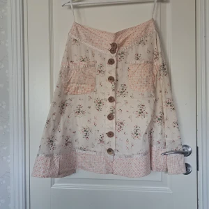 Söt blommig kjol  - Gullig blommig kjol med fickor från vero moda. 100% bommull. Storlek M.