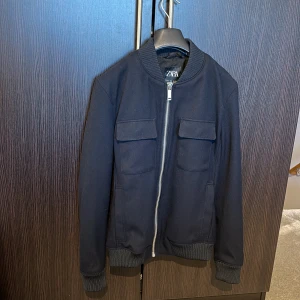 Mörkblå overshirt - En lite tjockare overshirt perfekt till hösten som aldrig är använd.