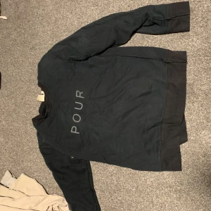 Svart hoodie - En svart hoodie i storlek S med tryck på 