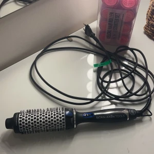 Björn Axén värmeborste - Björn Axén värmeborste, fåtal gånger använd, inga defekter, i nyskick. Tillkommer även papiljotter. 