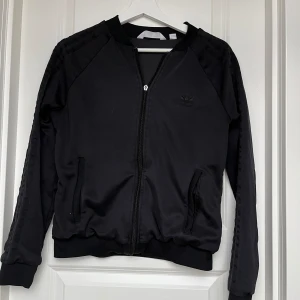 Adidas jacka - Dragkedjan är sönder (inte kedjan i sig)