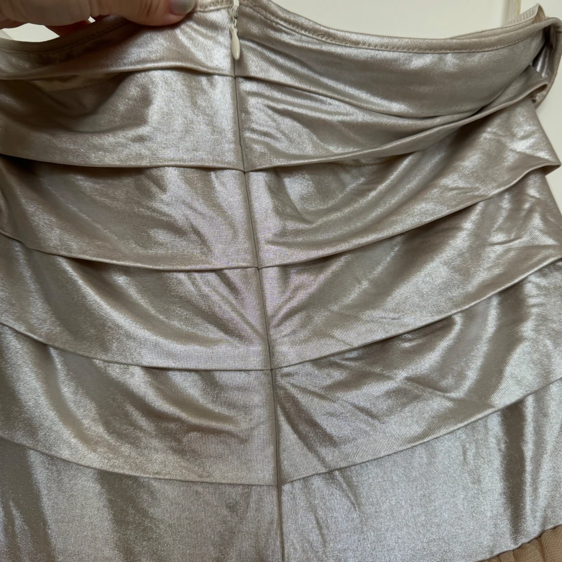 Silver och beige klänning med volanger - 90