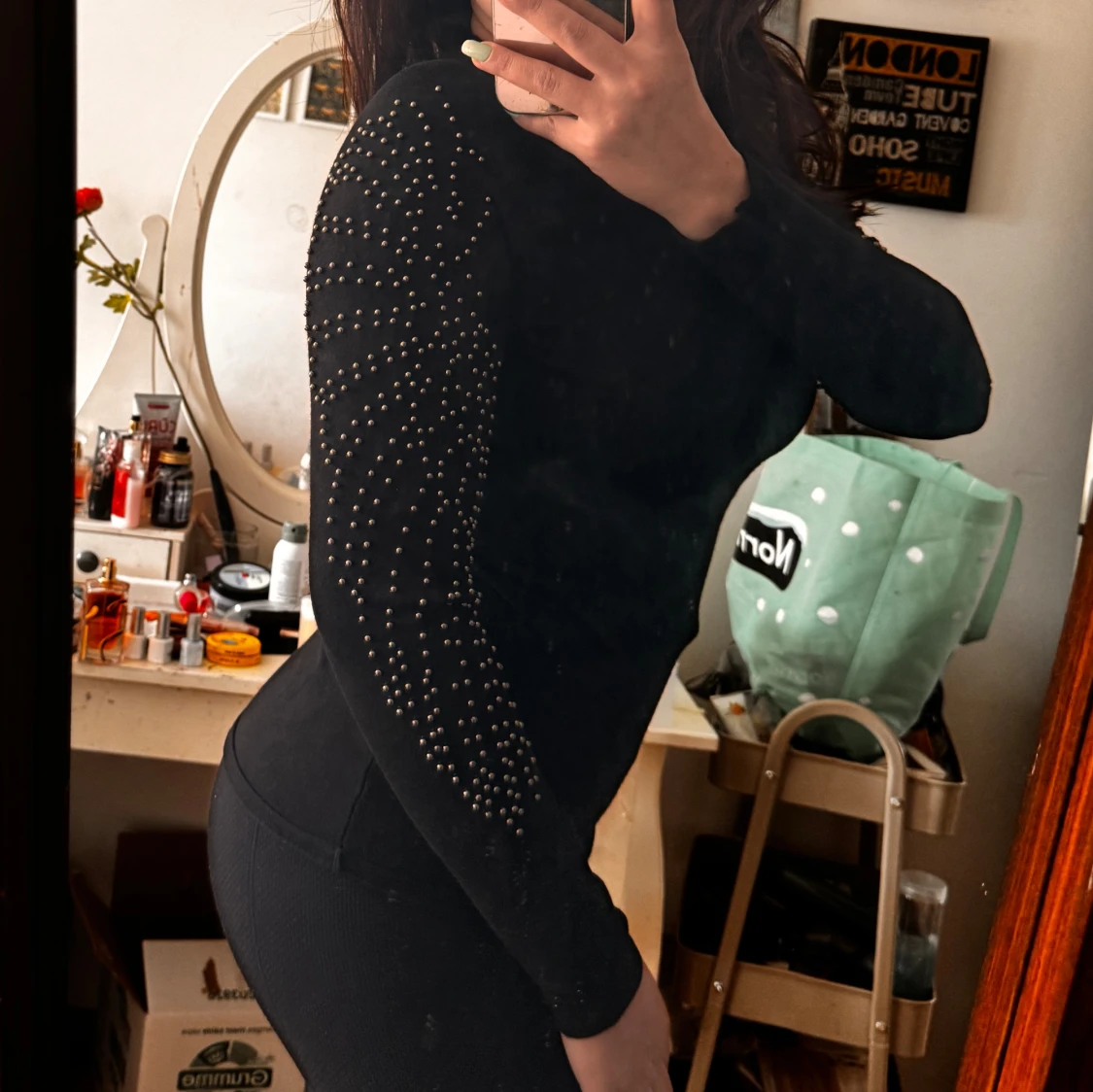 Svart tröja med pärldetaljer