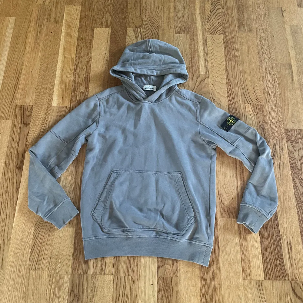 Det är en riktigt snygg stone island hoodie🙌 en pytte pytte liten fläck syns knappastför några år sedan på nk skick är 10/10 storleken på den är 170👌Hoodien är i färg mörkgrå✌️pris går att diskutera vid snabb affär💥✌️ Han på bilden är 170!🫡. Hoodies.