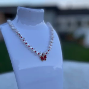 Pärlhalsband  - Pärlhalsband med fjärilberlock ❤️✨