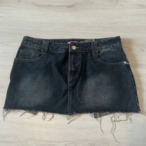 Minikjol - En snygg mörkblå minikjol från Edikted! Inte använd (lappen kvar) pga för stor 🥰🥰 