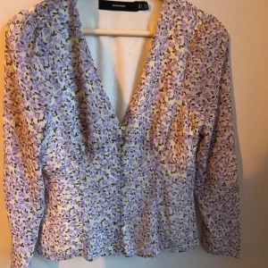 Blommig blus  - Så fin blommig blus som inte kommer till användning längre🥰❤️🎀