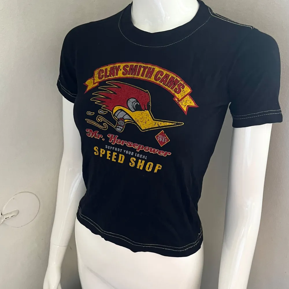 Väldigt unik gammal ”Support Your Local speed shop”-babytee med snygga ljusa stitches! 🏎️🏎️🏎️. Toppar.