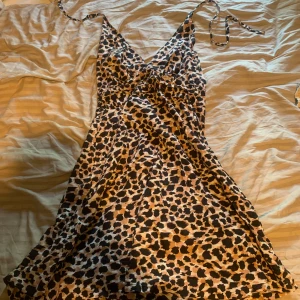Gullig Leopard mini klänning  - Jätte fin klänning utan några defekter förutom lappen på bilden som är lite sliten 💕🌸 storleken är 38 men kan funka på 36 då jag är de💓