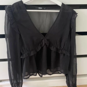 Bikbok festtopp - Säljer denna fina toppen/blus från Bikbok, storlek S (använd vid ensast ett tillfälle). 