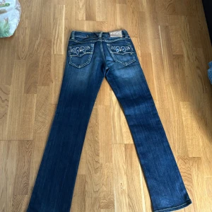 D&G low waist bootcut jeans - Säljer min dolce Gabbana low waist bootcut jeans i jätte bra skick, inga defekter alls, säljer pga att den inte längre passar mig då jag gått upp i vikt. Säljs inte längre