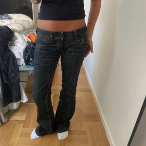 Jeans  - Skitsnygga jeans! Har ett litet hål på ena benet längst ner!