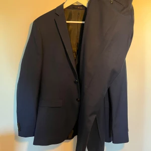 Kostym navy  - Navy blå kostym från Jack and Jones i storlek M