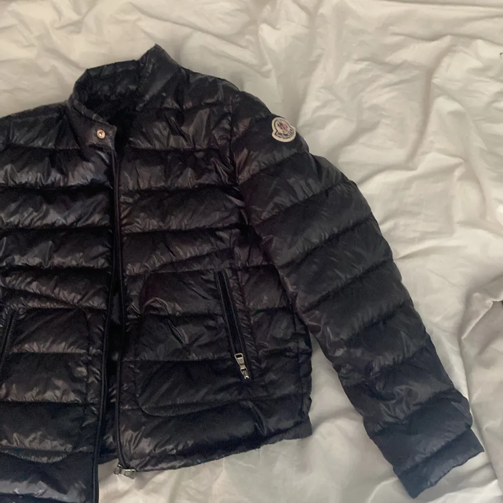 säljer min moncler jacka pga för liten. den är i bra skick. inget hål eller nåt som är trasigt med jackan.    storlek 10 (anni 140 cm. dam storlek) köpt på code.moncler.com . Jackor.