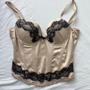 Coquette Korsett helt ny - Helt ny korsett från H&M. Strl 38 men passar mig som är en 34-36! 
